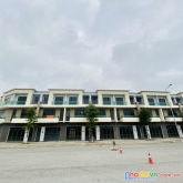 Shop huose 120m hướng nam đối diện viên ngọc sáng nhất centa vsip khu công nghệ cao giá đâu tư
