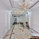 Bán nhà gấp cầu giấy 92m2, 5 tầng, mặt tiền 4m, giá 15,9 tỷ.